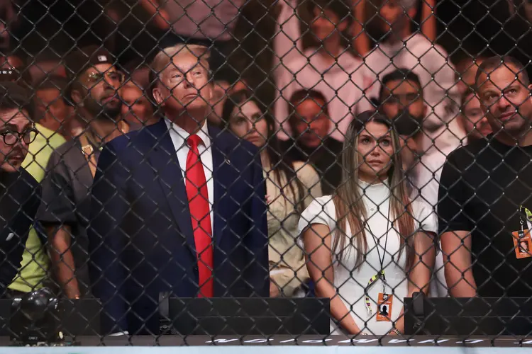 O ex-presidente dos EUA, Donald Trump, assiste ao UFC 302 no Prudential Center em 01 de junho de 2024, em Newark, New Jersey. Luke Hales/Getty Images/AFP  (AFP/AFP)