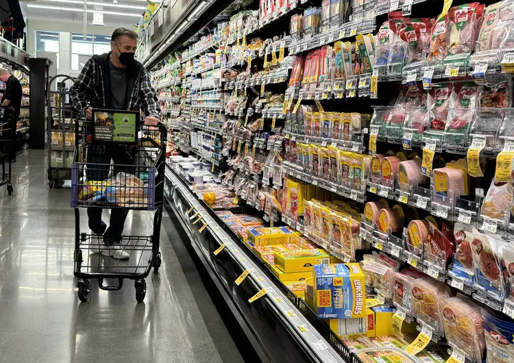 Inflação: cliente faz compras em supermercado Safeway, na Califórnia (Justin Sullivan/AFP)
