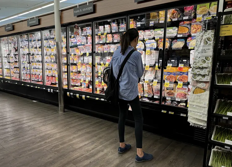 Cliente em supermercado em San Francisco, Califórnia (Justin Sullivan/AFP)