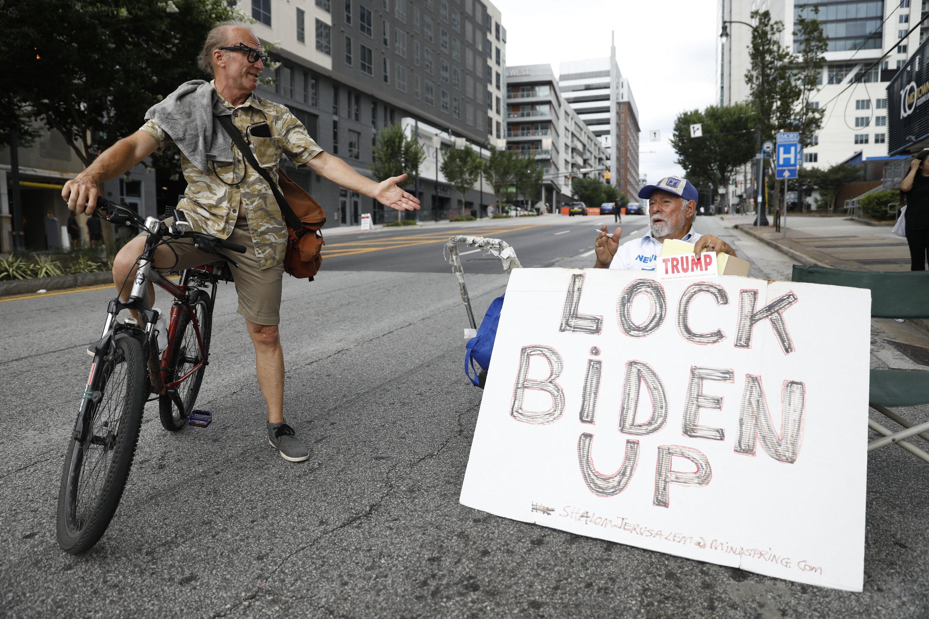 Manifestante protesta contra Joe Biden nos arredores dos estúdios do debate, em Atlanta