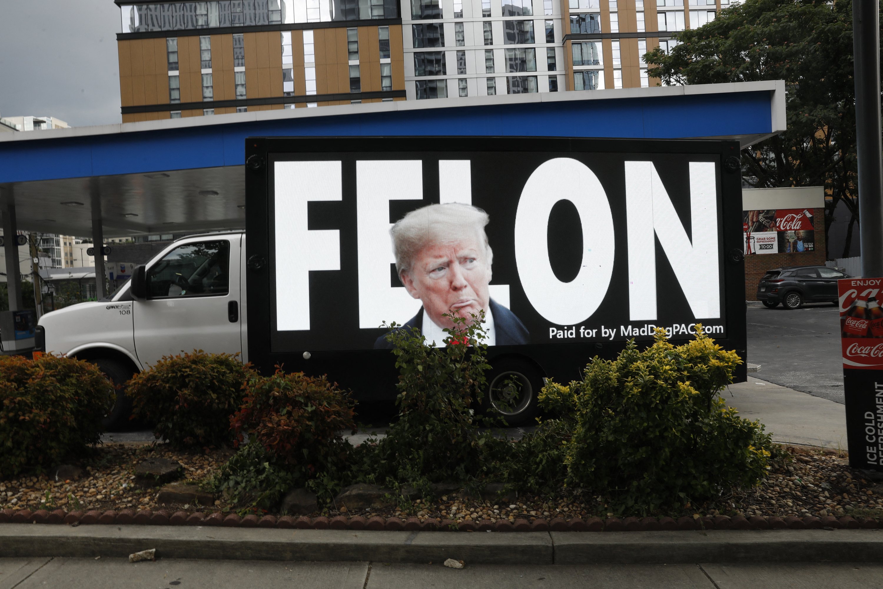 Caminhão exibe protesto contra Donald Trump nos arredores dos estúdios do debate, em Atlanta