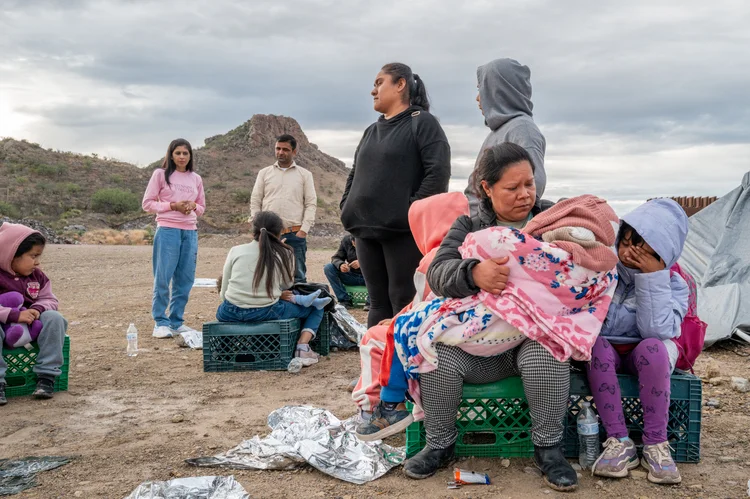 Imigrantes em Ruby, Arizona, perto da fronteira com os EUA
 (Brandon Bell /AFP)