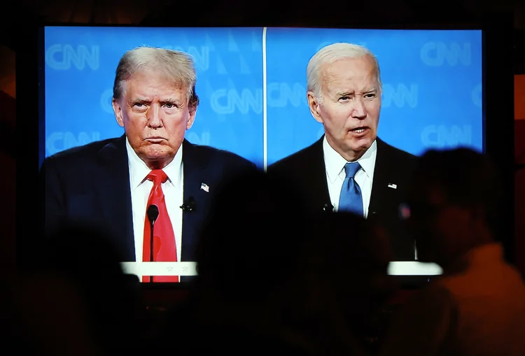 Média feita pelo NYT com pesquisas recentes mostram Trump com 47% e Biden com 45% (Mario Tama/Getty Images)