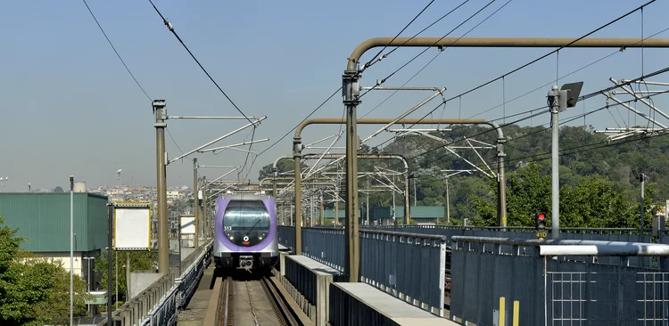 Equipamentos poliméricos com alma metálica começam a ser instalados nas plataformas da Linha 5-Lilás (Via Mobilidade/Divulgação)