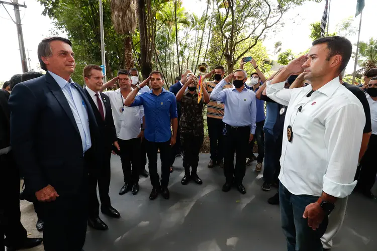 Ex-presidente da República Jair Bolsonaro, recebe os cumprimentos do Diretor-Presidente da CEAGESP, Cel Ricardo Augusto Nascimento de Mello Araújo (Alan Santos/PR/Flickr/Divulgação)