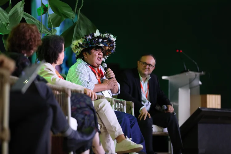 Almir Narayamoga Suruí, líder indígena do povo Paiter Suruí, de Rondônia, discursando sobre como elevar as ações sustentáveis e defendeu o protagonismo indígena no debate ambiental (BID Invest/Divulgação)