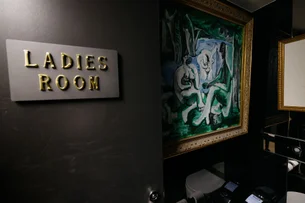 Museu expõe obras de Picasso no banheiro feminino após decisão judicial; entenda