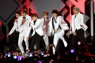 Membros do BTS aparecem juntos em imagem, após dispensa de Jin do exército sul-coreano