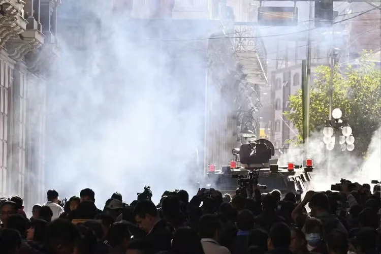 Tropas militares fazem disparos de bombas de gás contra a multidão perto do palácio presidencial em La Paz (AIZAR RALDES/AFP)