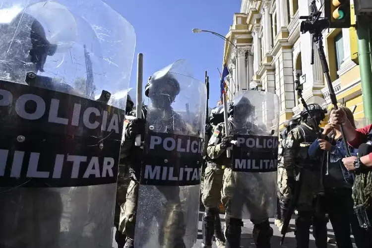 Militares tomam praça em frente à sede da Presidência em La Paz, Bolívia (AIZAR RALDES/AFP)