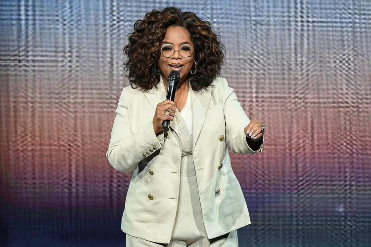 A apresentadora americana Oprah Winfrey constrói sua marca pessoal desde os anos 1980, e ficou conhecida como uma figura autêntica e transparente (Steve Jennings/Getty Images)