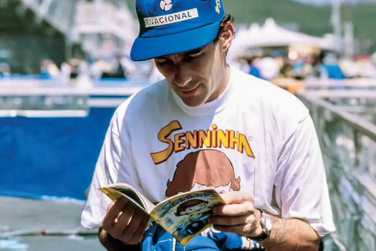 Ayrton Senna com a revista em quadrinhos de seu personagem: milhares de produtos licenciados consumidos ao redor do globo por meio de lojas parceiras e canais online (Norio Koike/ASE/Divulgação)