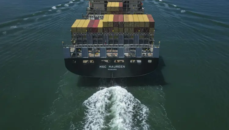 Navio sai do Canal do Panamá, na Cidade do Panamá, em 17 de junho de 2024 (AFP/AFP)