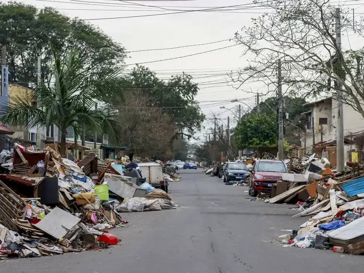  Lixo e entulho em frente a casas após enchente que atingiu toda a escola em Canoas, interior do estado, em 23 de junho (Bruno Peres/Agência Brasil)