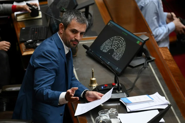 O presidente da Câmara dos Deputados da Argentina, Martín Menem, durante sessão no Congresso em 27 de junho de 2024, em Buenos Aires (AFP/AFP)