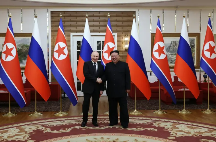 Fotografia divulgada pela agência estatal russa Sputnik mostra o presidente da Rússia, Vladimir Putin (E), o líder da Coreia do Norte, Kim Jong Un, durante reunião em Pyongyang (AFP/AFP)