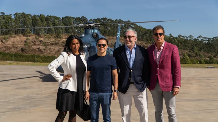 Alexandra Loras, Felipe Massa, Sig Bergamin e Álvaro Garnero: conexão com o espírito da marca, que veio revolucionar a mobilidade urbana. Foto (Revo/Divulgação)