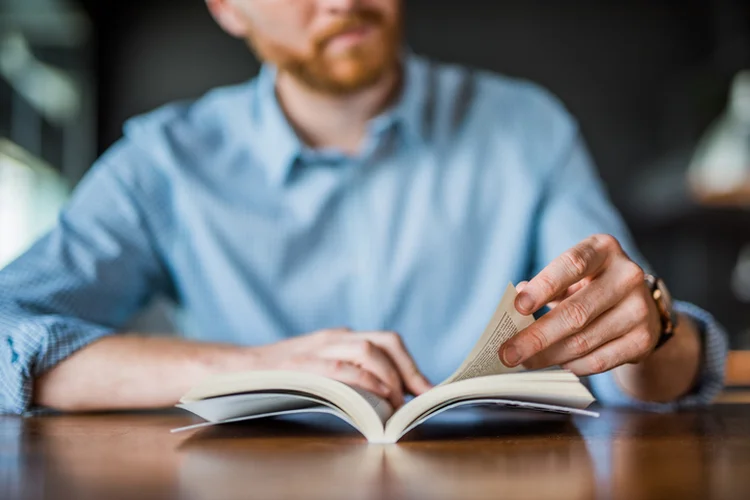 Diversificar o tipo de livro lido ajuda a manter o interesse e evita o esgotamento (DjelicS/Getty Images)