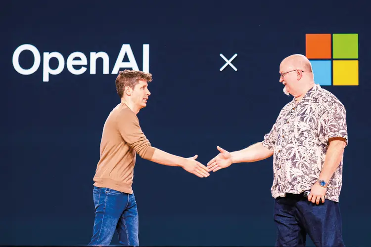 Sam Altman, CEO da OpenAI, e o vice-presidente de IA da Microsoft, Kevin Scott: investida e investidora selam colaboração no palco da conferência Build, em Seattle (Jason Redmond/AFP/Getty Images)