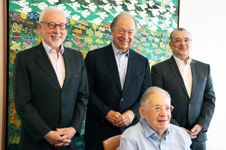 Fernando Henrique Cardoso se encontra com economistas do Plano Real. Em pé, Pérsio Arida, Pedro Malan e Gustavo Franco ( Vinicius Doti/Fundação FHC/Divulgação)