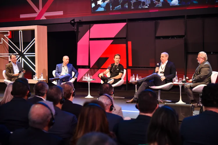 Painel de abertura do Febraban Tech 2024: da esqueda para a direita João Borges (Febraban), Marcelo Noronha (Bradesco), Mario Leão (Santander), Milton Maluhy Filho (Itaú Unibanco) e Carlos Vieira (Caixa) (Febraban Tech/Divulgação)