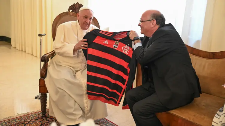 Papa Francisco recebe camisa do Flamengo de Ilan Goldfajn, presidente do BID, durante reunião no Vaticano (Reprodução/X)