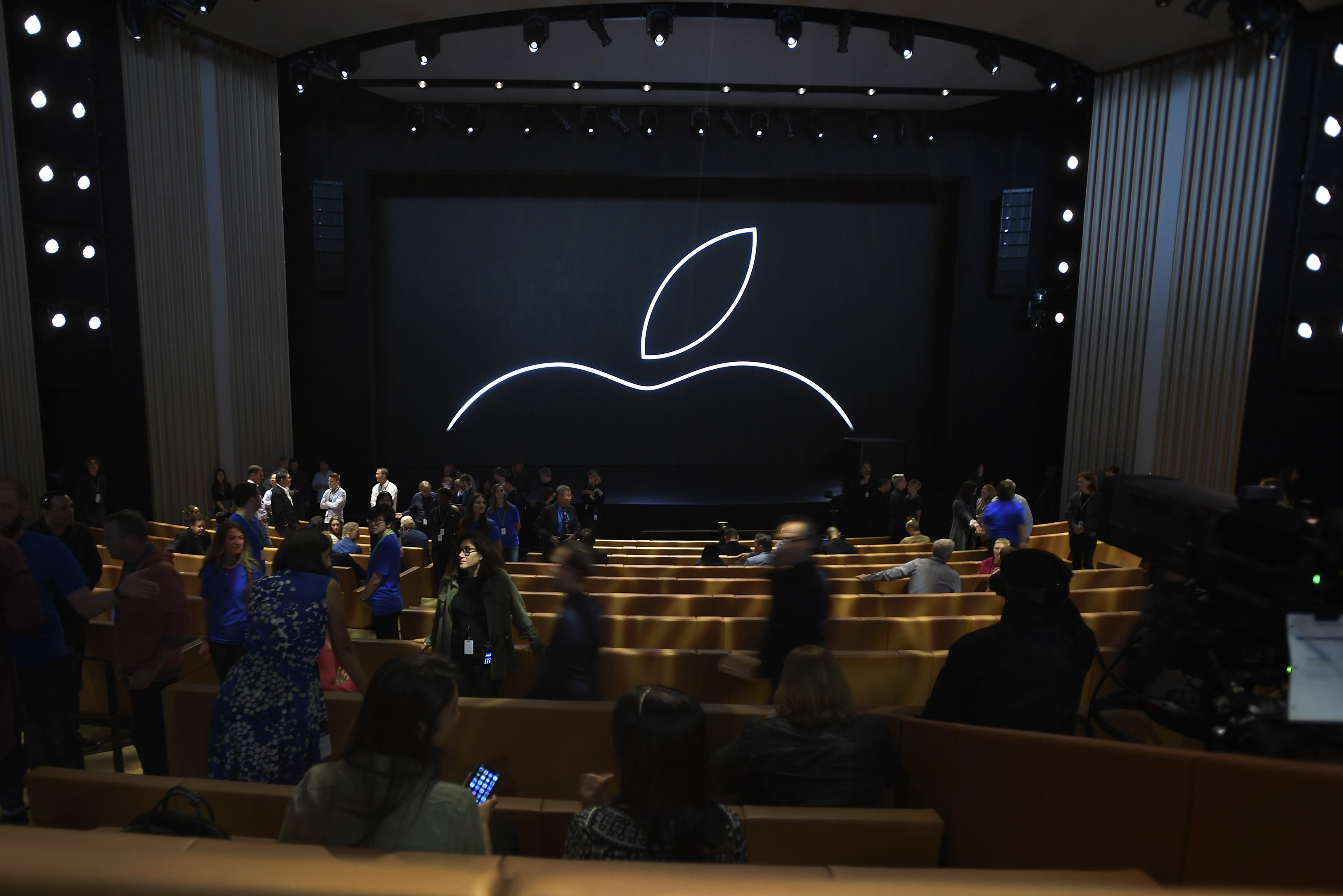 O Apple Park possui o Steve Jobs Theater, um auditório com capacidade para 1.000 pessoas, usado para lançamentos de produtos e eventos importantes da empresa.