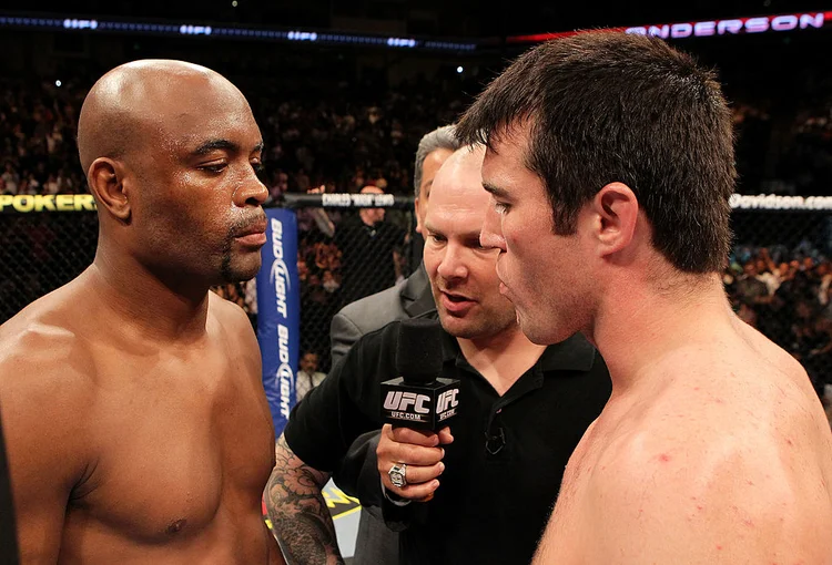 A luta entre Chael Sonnen e Anderson Silva em 7 de agosto de 2010 (Josh Hedges/Zuffa LLC/Zuffa LLC/Getty Images)