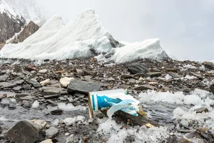 Imagem referente à matéria: Onze toneladas de lixo — e um esqueleto — são removidos do Himalaia