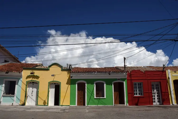 Rua de casas na cidade de Porto Seguro (BA) (Priscila Zambotto/Getty Images)
