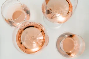Uma seleção com 15 vinhos rosés que você precisa provar