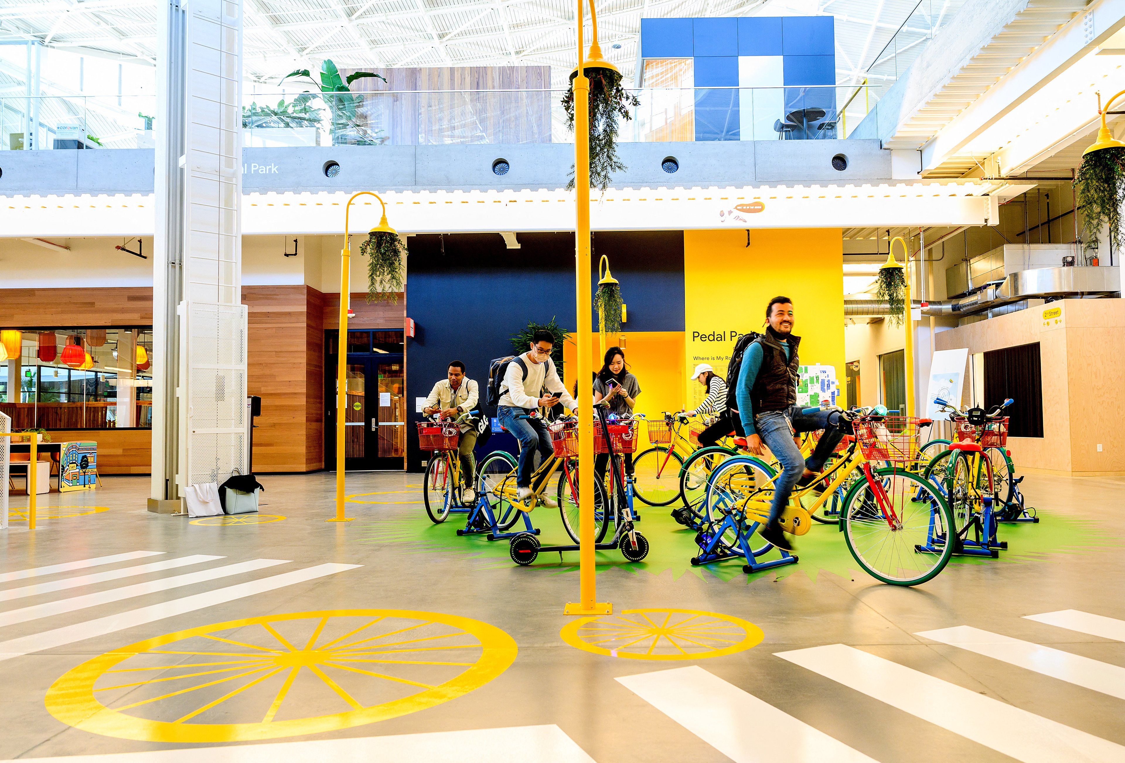 A arquitetura do Googleplex destaca-se pelo design aberto e colaborativo, com jardins internos, áreas de descanso e espaços de inovação que incentivam a criatividade dos funcionários.
