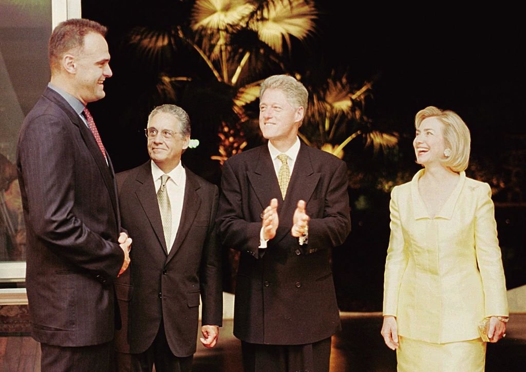 Brazilian Basketball player Oscar Schmidt (L) chats with US President Bill Clinton (2nd-R), US First Lady Hillary Clinton (R) and Brazilian President Fernando Henrique Cardoso during a dinner in Alvorada Presidential Palace October 13 October. Clinton is on a three-day official visit. AFPPHOTO/Luke FRAZZA (Photo by LUKE FRAZZA / AFP) (Photo by LUKE FRAZZA/AFP via Getty Images)