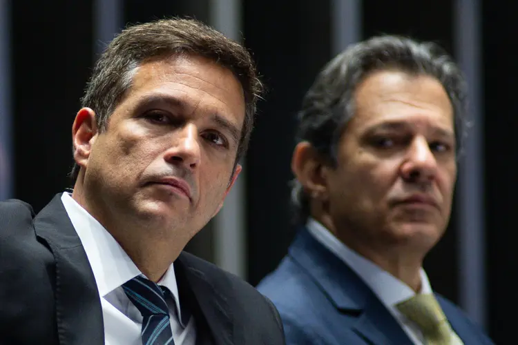 Roberto Campos Neto, presidente do Banco Central, ao lado de Fernando Haddad, ministro da Fazenda (Andressa Anholete/Bloomberg/Getty Images)