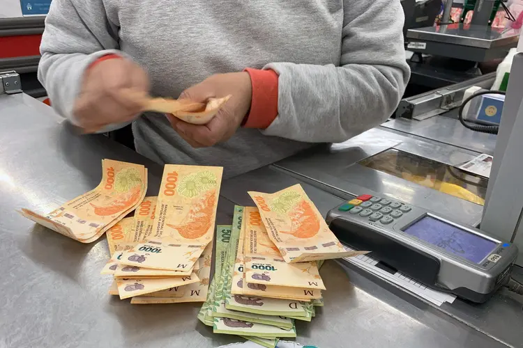 Caixa de supermercado conta pesos em Buenos Aires (AFP/Getty Images)