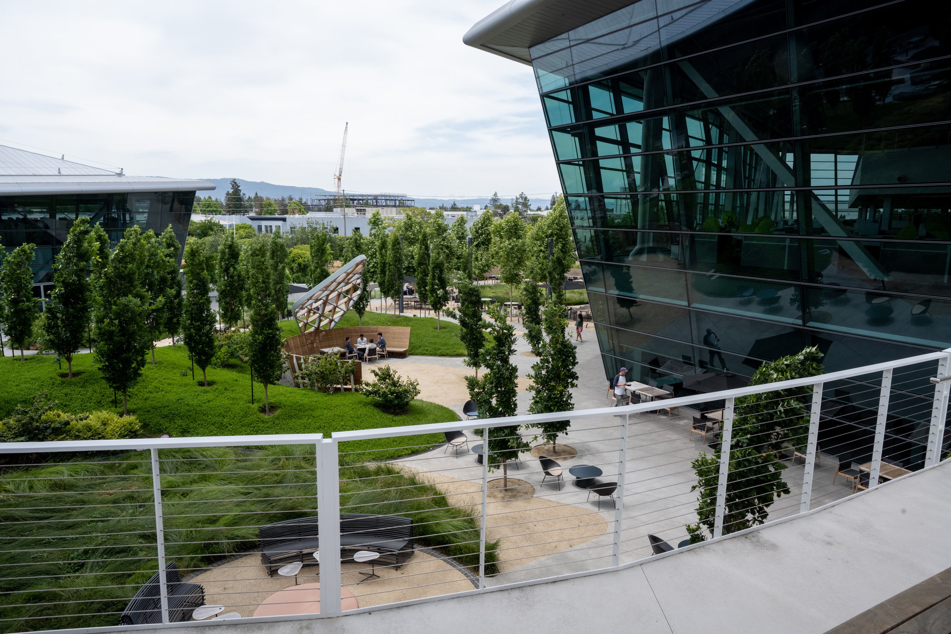 O campus possui diversas áreas de lazer e bem-estar, incluindo duas academias, três espaços de meditação e jardins que ocupam mais de 10.000 metros quadrados, promovendo um ambiente de trabalho equilibrado e saudável.