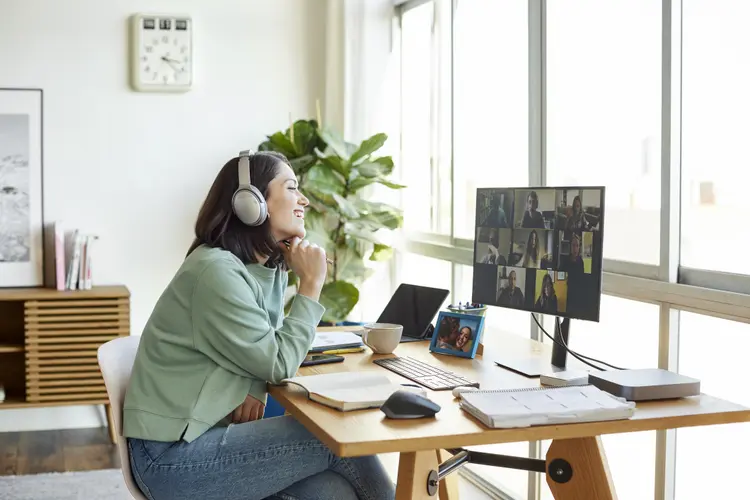 Invista em boa iluminação, uma cadeira e mesa ergonômicas e um fundo adequado para videoconferências (Morsa Images/Getty Images)