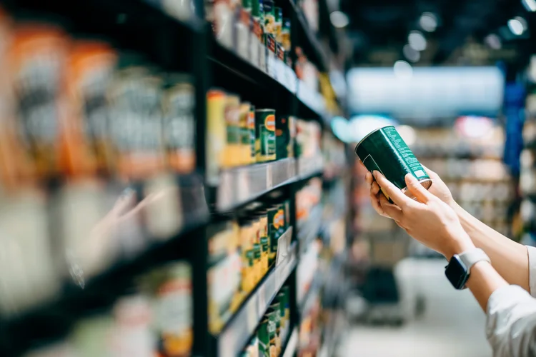 "Optar por alimentos com ingredientes simples e reconhecíveis pode ser uma maneira de melhorar a qualidade da dieta”, afirma nutricionista. (d3sign/Getty Images)