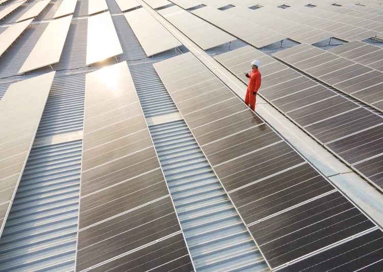 Fabricantes como a Rondo (EUA) e a Brenmiller (Israel) já oferecem soluções que armazenam calor em materiais simples, como tijolos refratários e rochas, respectivamente. (Seksan Mongkhonkhamsao/Getty Images)