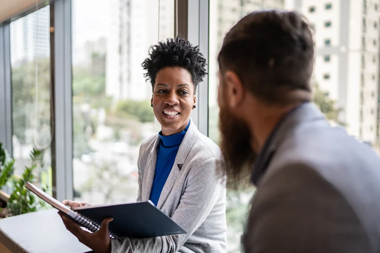 Forma de dizer é muito importante no ambiente de trabalho. (FG Trade/Getty Images)