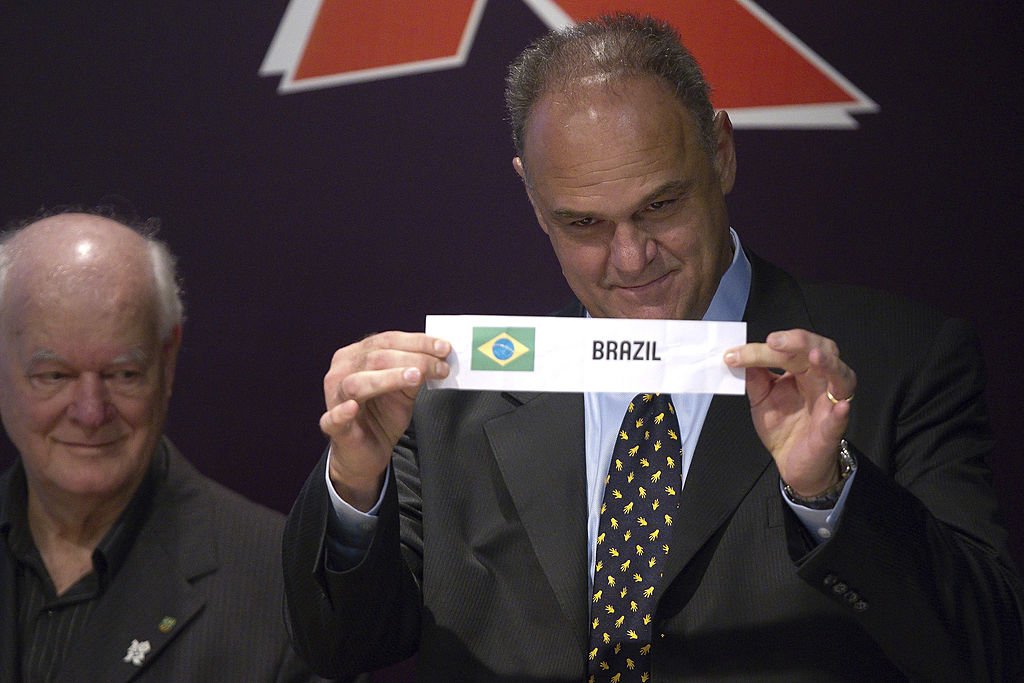 RIO DE JANEIRO - BRAZIL - APRIL 30:  The former player Oscar Schmidt (r), during the draw for the FIBA World Olympic Draw Basketball Olympics London 2012,  at at the headquarters of BrazilÕs Olympic Committee (COB) on April 30, 2012 in Rio de Janeiro, Brazil. (Photo by Buda Mendes/LatinContent via Getty Images)