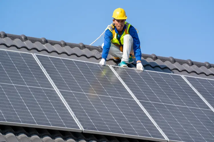 Em 2023, a energia solar representou 75% do acréscimo de capacidade de geração renovável global. (Visoot Uthairam/Getty Images)