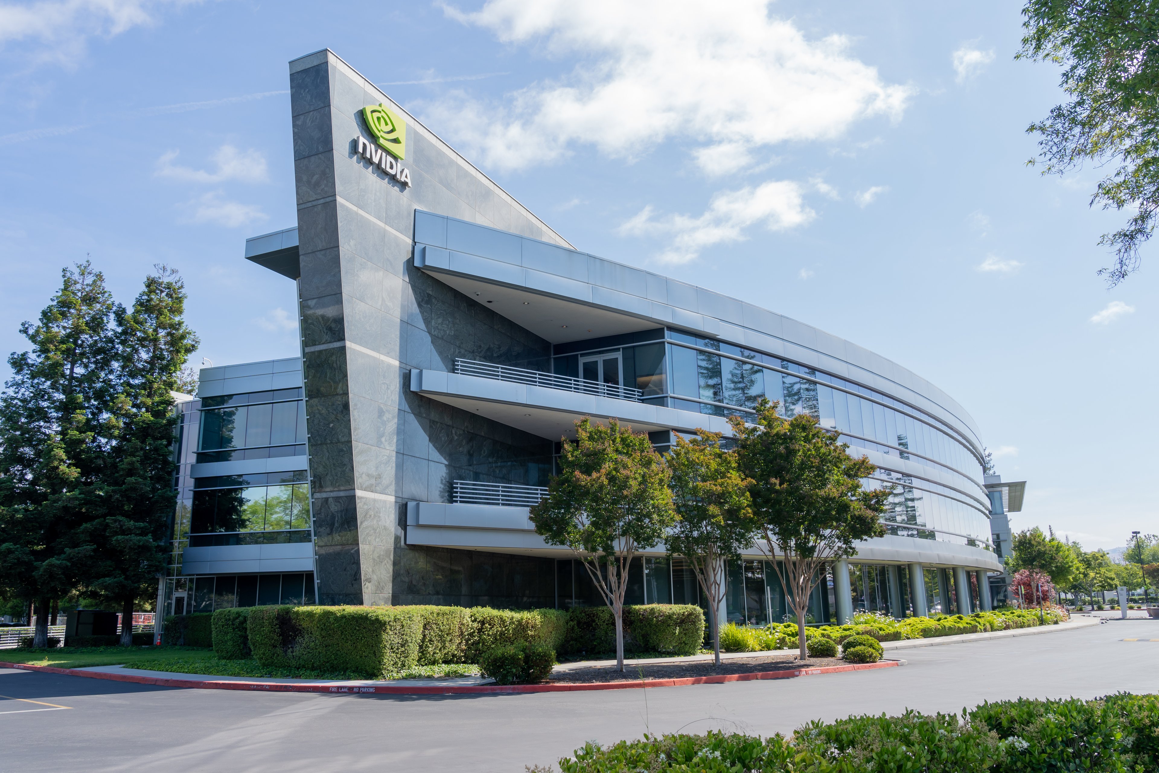 A sede da Nvidia em Santa Clara, Califórnia, abriga cerca de 10.000 funcionários e é conhecida por seu design futurista e infraestrutura de ponta, focada em inovação tecnológica.