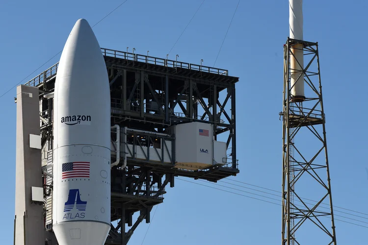 Lançamento de foguete com satélite da Amazon no Cabo Canaveral, Flórida, em outubro de 2023 (Paul Hennesy/Getty Images)