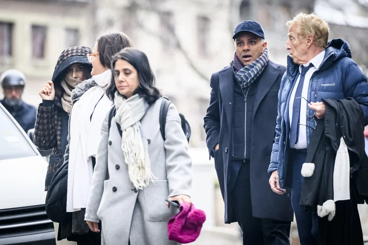 Ajay Hinduja (segundo à direita) e sua esposa Namrata (à esquerda) em Genebra esta semana com seus advogadoS (AFP)