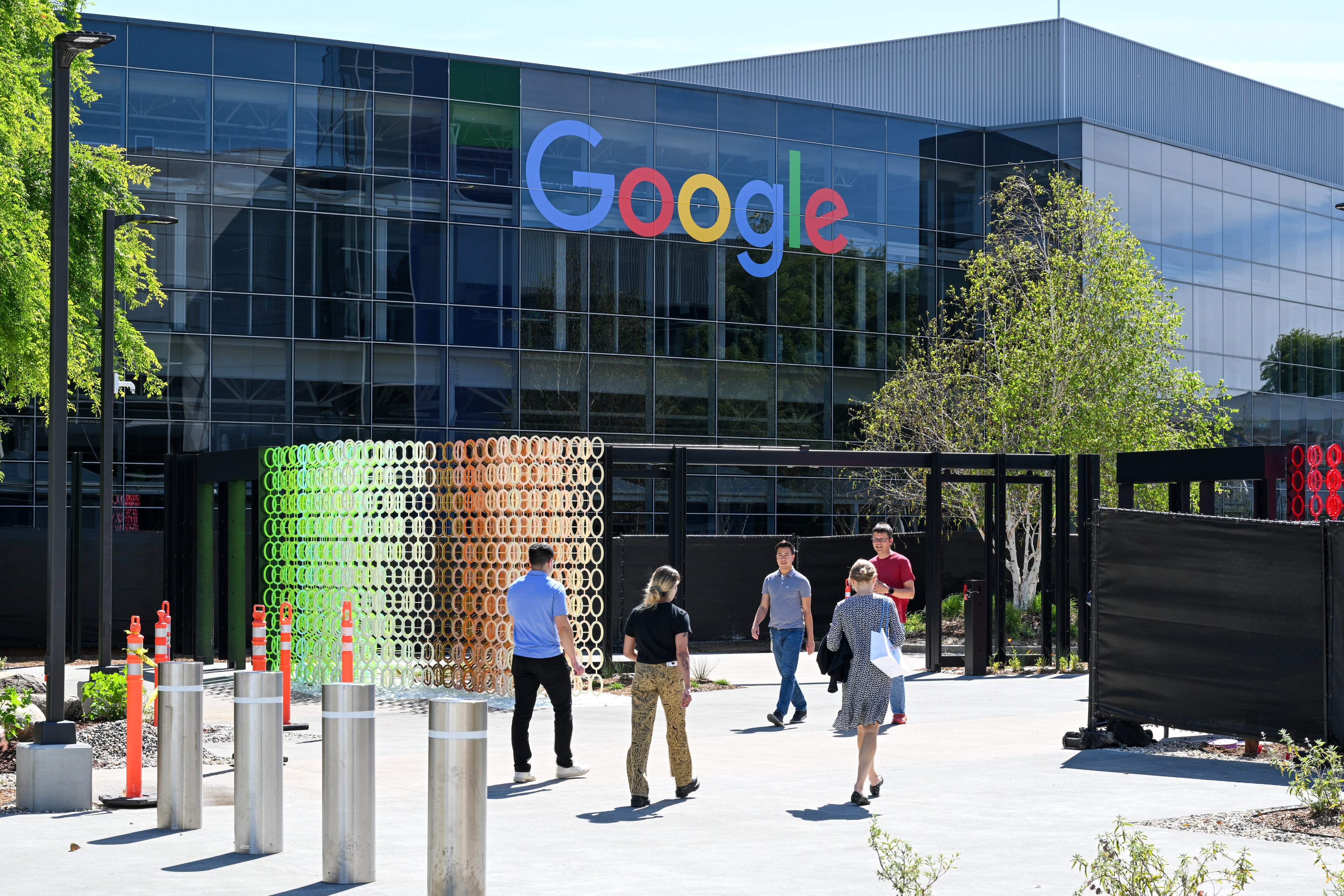 O Googleplex, em Mountain View, Califórnia, é um campus expansivo que abriga mais de 20.000 funcionários, com foco em inovação tecnológica e sustentabilidade.
