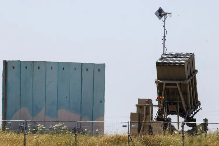 Bateria do Domo de Ferro perto do território palestino em Gaza