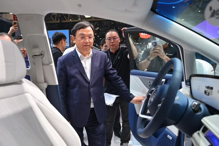 Wang Chuanfu em feira de automóveis na China