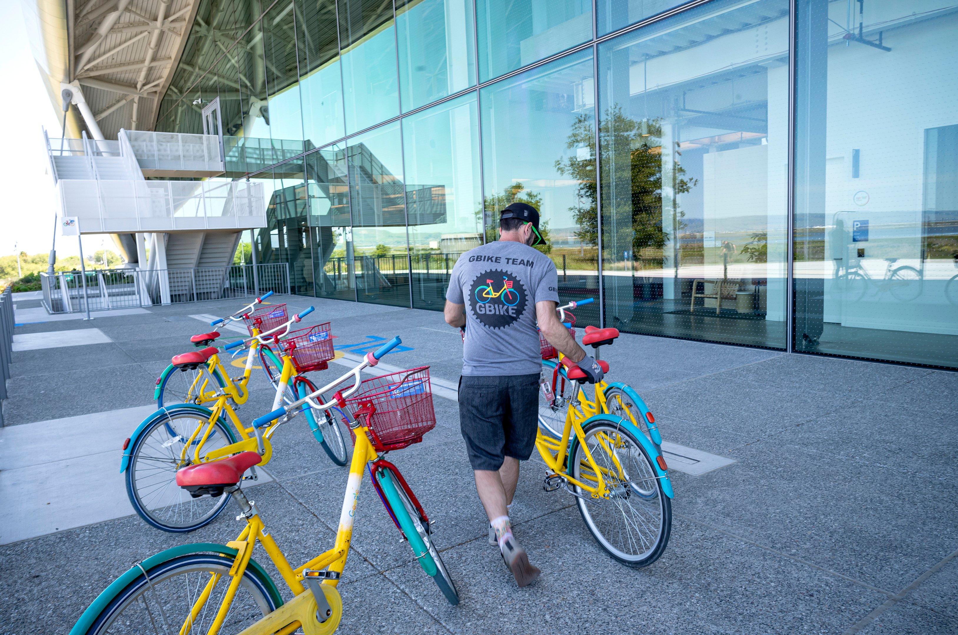 A sede possui uma infraestrutura verde avançada, com painéis solares e sistemas de reutilização de água, reafirmando o compromisso do Google com a sustentabilidade ambiental.  As bicicletas, claro, são um meio de transporte incentivado pela companhia.
