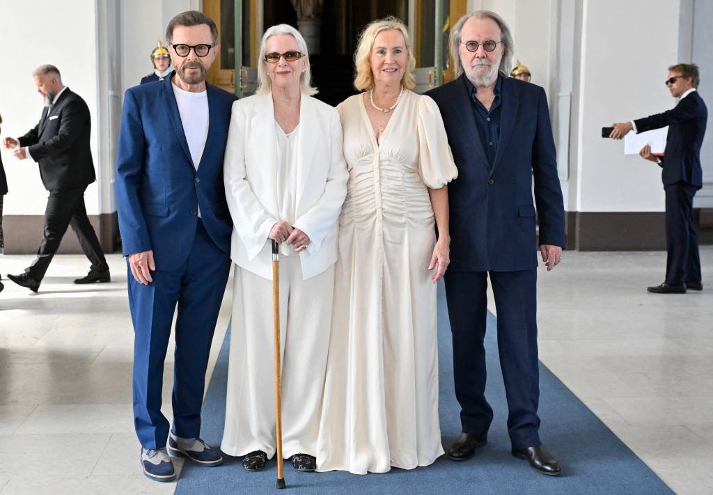 Integrantes do ex-grupo pop ABBA se reúnem para receber um dos maiores prêmios da Suécia